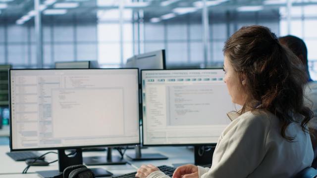 Una administrativa en una oficina.