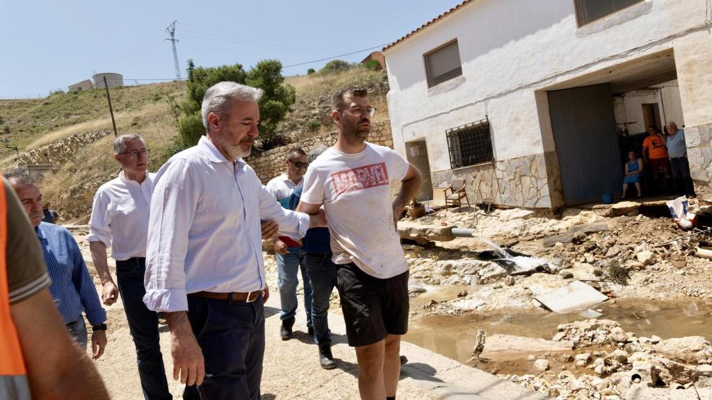 Azcón durante su visita a Almonacid de la Cuba, pueblo afectado por las tormentas