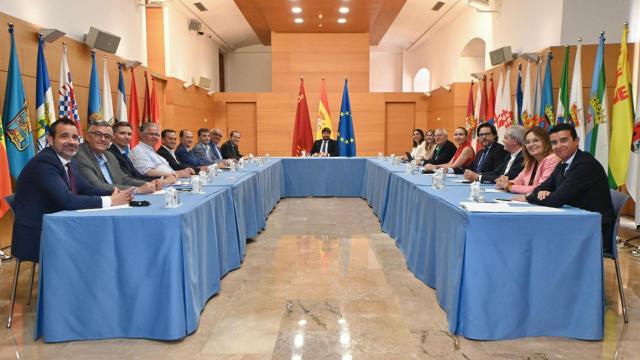 Fernando López Miras (c), se reúne en San Esteban con la Agrupación de Industrias Alimentarias de Murcia, Alicante y Albacete (Agrupal) y con responsables del Centro Tecnológico Nacional de la Conserva y la Alimentación