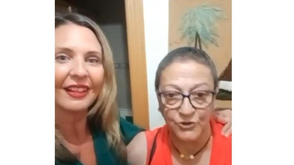 La portavoz de Vox en Ponferrada, Patricia González, junto a Concepción en su vivienda recuperada