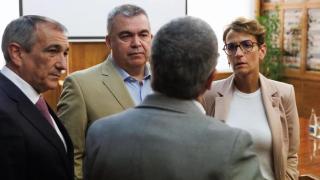 La presidenta de Navarra, Maria Chivite, el consejero navarro de Cohesión Territorial, Óscar Chivite y el diputado navarro y secretario de organización del PSOE, Santos Cerdán, el año pasado antes de una reunión en Madrid.