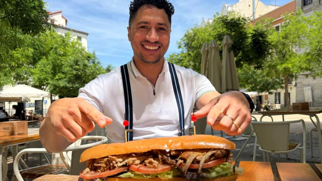 El joven Yalexis González con su bocadillo cubano XXL.