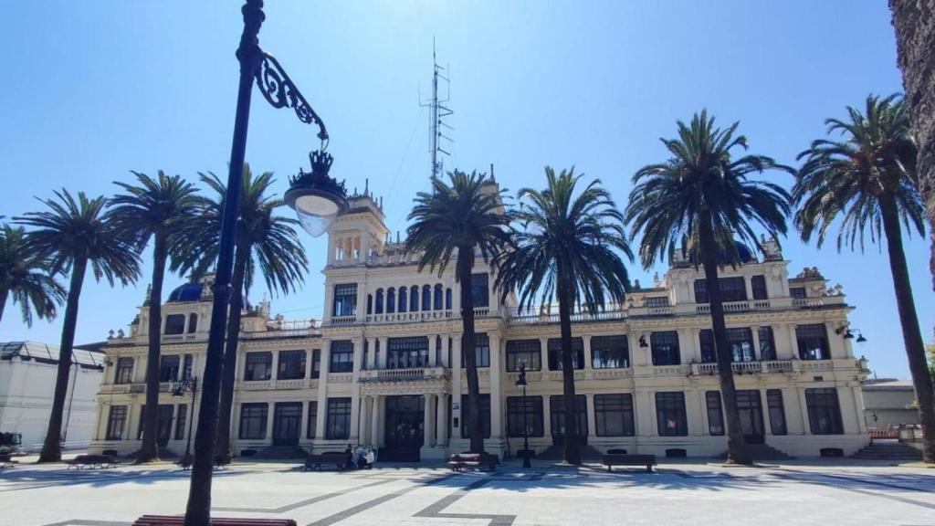 Fachada principal de La Terraza en los jardines de Méndez Núñez de A Coruña.