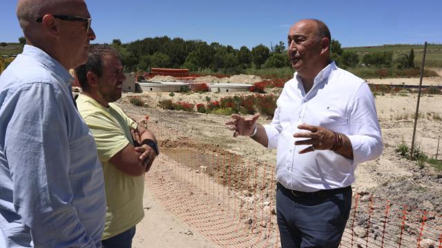 Miguel Ángel de Vicente, presidente de la Diputación de Segovia, en una visita a una de las construcciones.