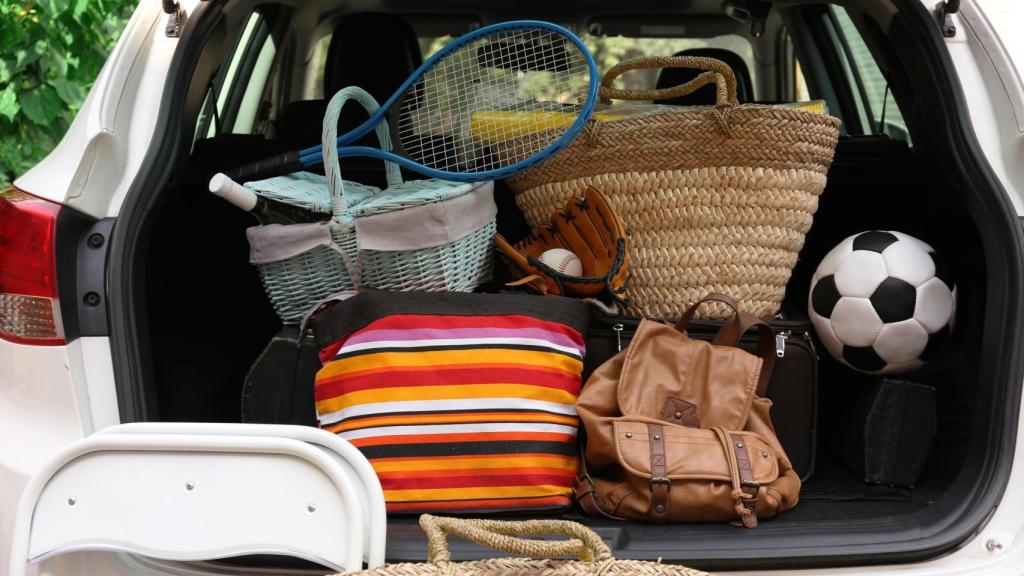Un maletero cargado con maletas