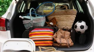 Un maletero cargado con maletas