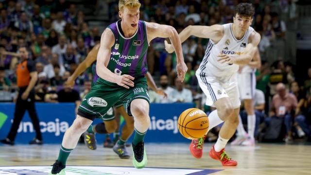 Alberto Díaz juega un balón ante Hugo González.