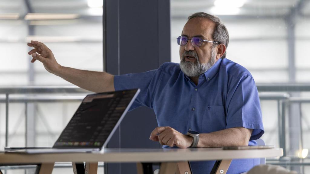 El doctor Ángel Ibarra durante la entrevista con EL ESPAÑOL en el edificio UGR-DONES.