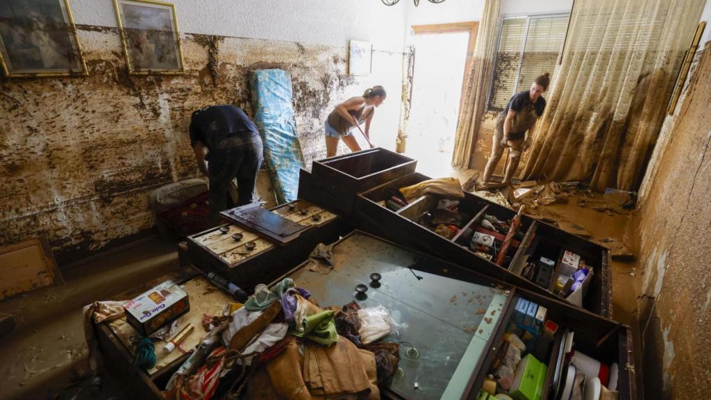 Los vecinos de Letux se afanan a limpiar sus casas del lodo tras las tormentas del viernes