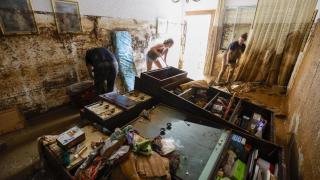 Los vecinos de Letux se afanan a limpiar sus casas del lodo tras las tormentas del viernes