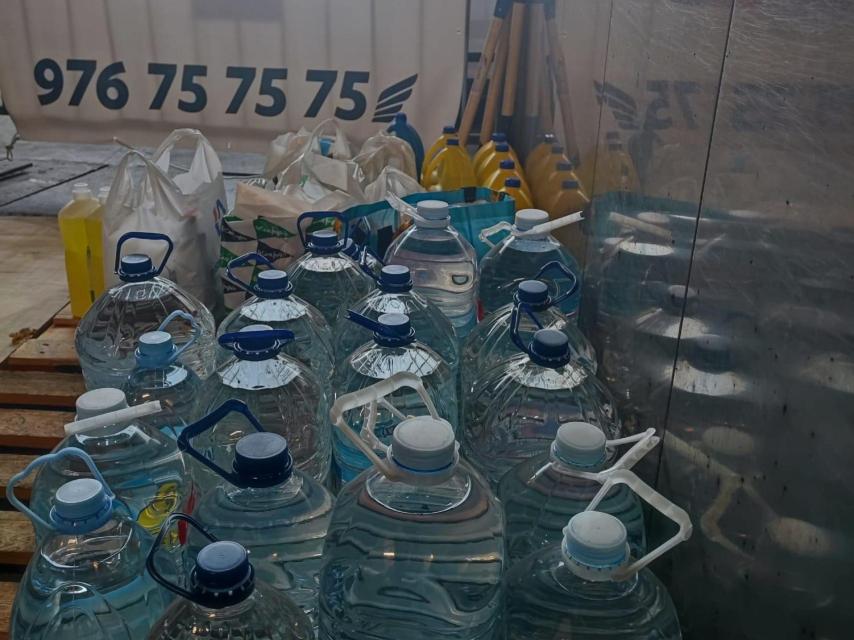 Botellas de agua a punto de ser mandadas a los pueblos afectados por las tormentas en Zaragoza