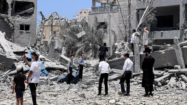 Judíos ultraortodoxos observan un sitio impactado tras el ataque con misiles de Irán contra Israel , en Bnei Brak, Israel, el 16 de junio de 2025.