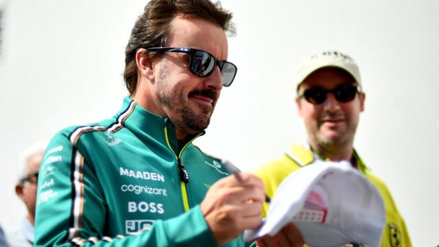 Fernando Alonso, firmando una gorra durante el GP de Canadá de F1