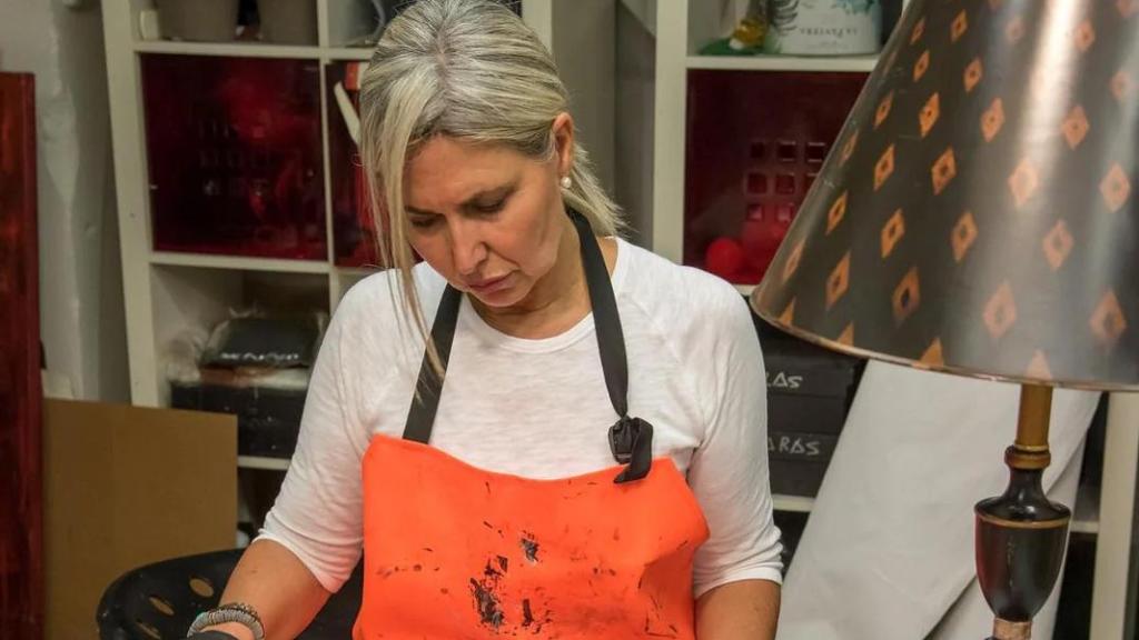 La artista Cristina Casadevall en su estudio.