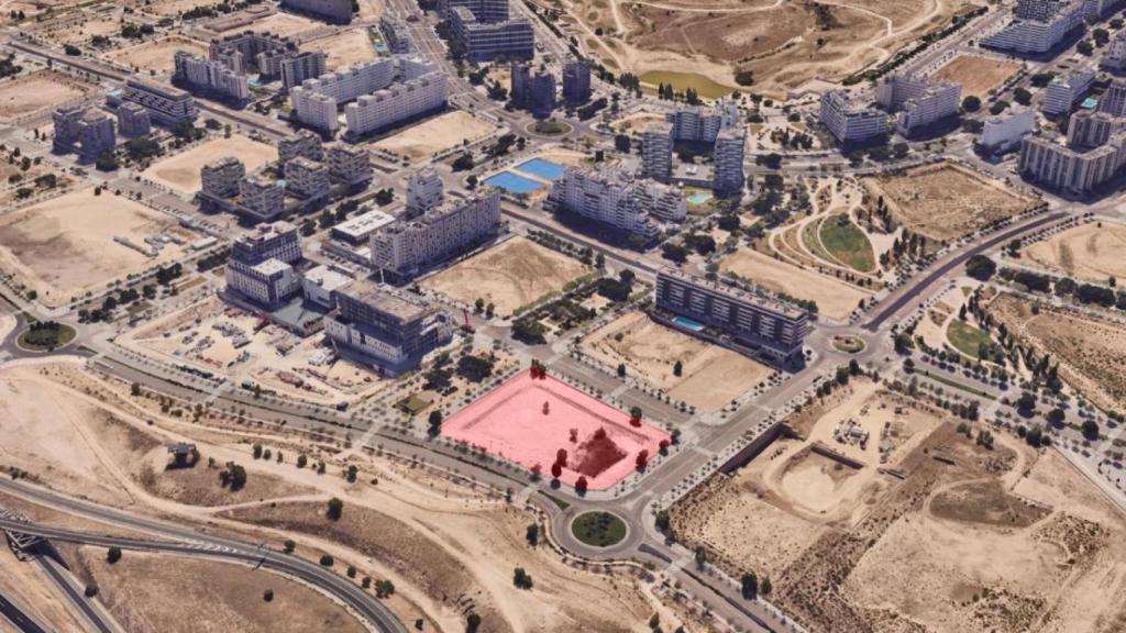 Tintado en rojo, la parcela de la Avenida de Secundino Zuazo que el Ayuntamiento de Madrid quiere vender.