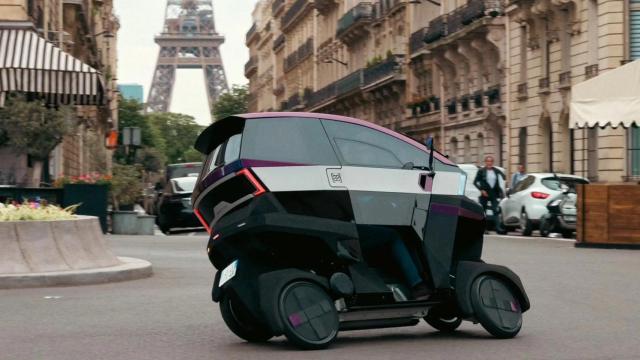 Microcoche AEMotion con cuatro ruedas.