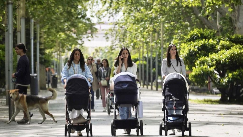 Imagen de archivo de tres madres paseando con sus bebés por Madrid.