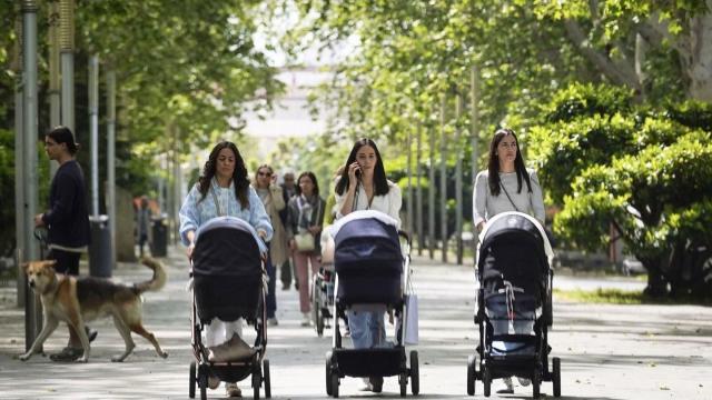 Imagen de archivo de tres madres paseando con sus bebés por Madrid.