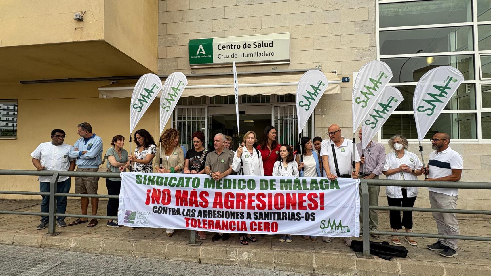 Una concentración contra las agresiones a médicos en Málaga.