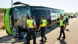 El autobús volcado en Fuentes de Oñoro