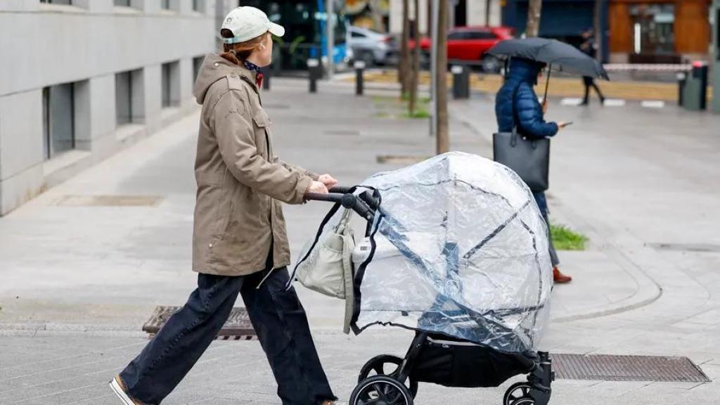 Imagen de archivo de una mujer con un carrito.