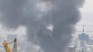 La sede de la radiotelevisión pública iraní en Teherán, en llamas tras un ataque de Israel.