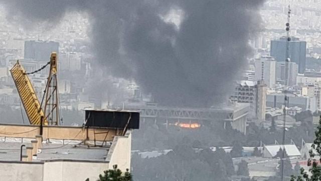 La sede de la radiotelevisión pública iraní en Teherán, en llamas tras un ataque de Israel.