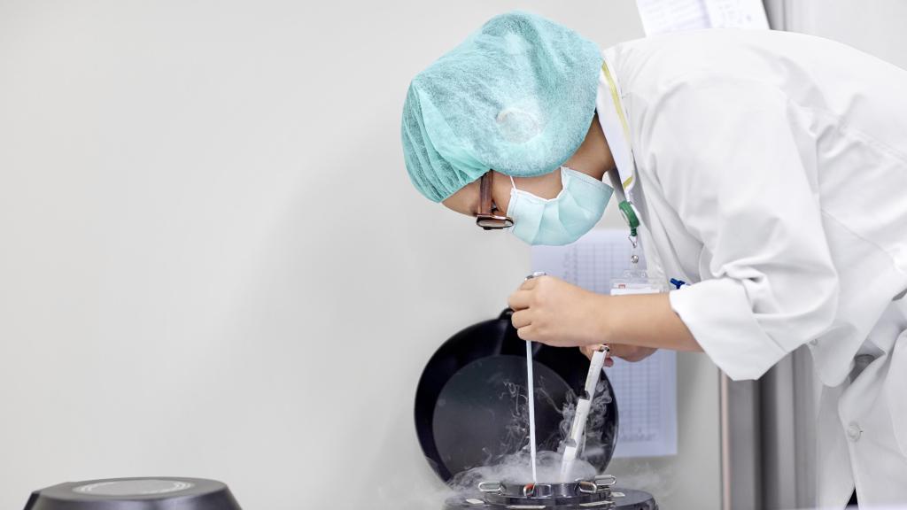 Imagen de archivo de una sanitaria recogiendo muestras para su criopreservación.