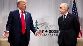 El presidente de Estados Unidos, Donald Trump, habla durante una reunión con el primer ministro canadiense, Mark Carney, en la cumbre del G7 en Kananaskis.