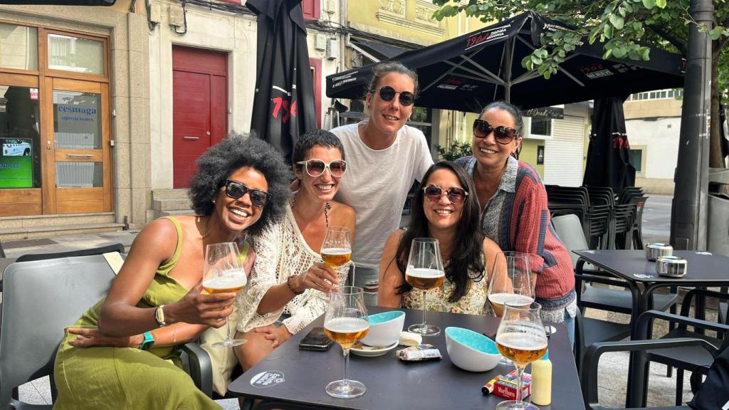 Un grupo de amigas en una terraza en A Coruña