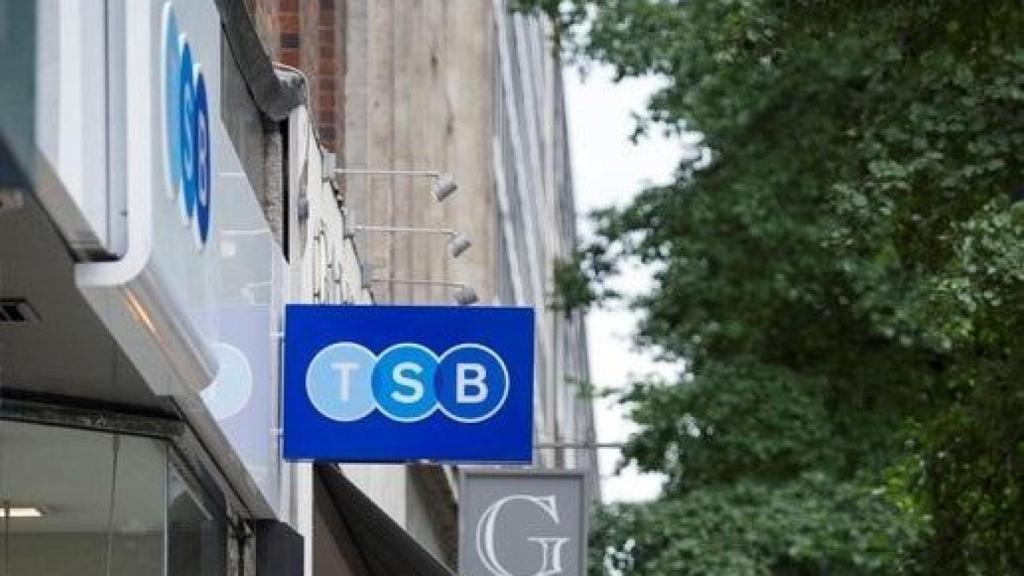 Logo de una oficina de TSB, filial de Banco Sabadell, en una calle de Londres.