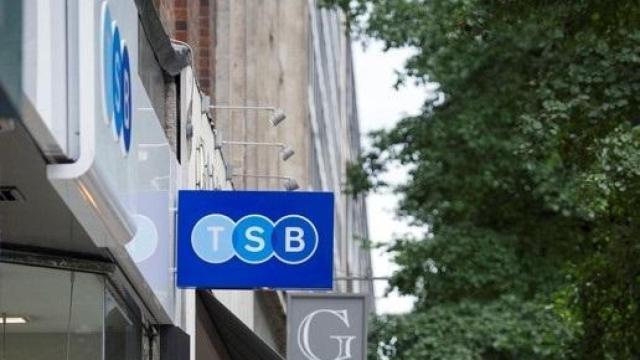 Logo de una oficina de TSB, filial de Banco Sabadell, en una calle de Londres.
