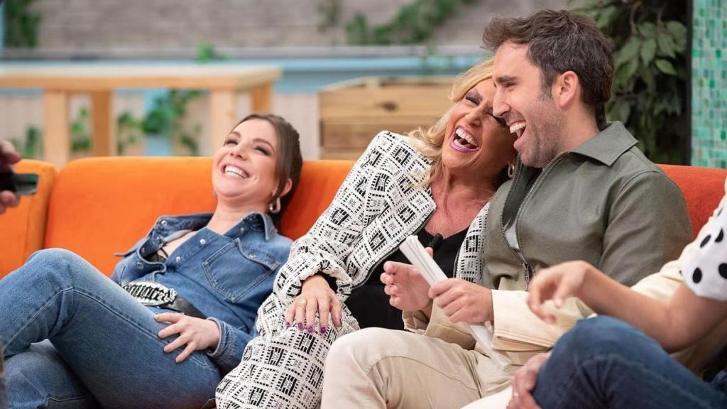 Inés Hernand, Lydia Lozano y Aitor Albizua en 'La familia de la tele'.