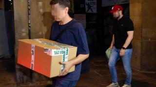 El teniente coronel Antonio Balas (derecha) y uno de sus subordinados de la UCO, tras el registro a Servinabar la semana pasada.