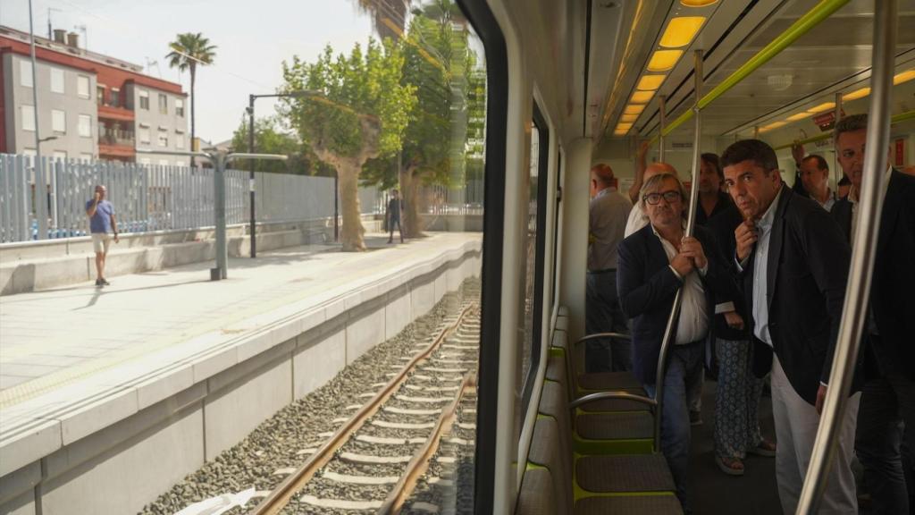 Carlos Mazón durante su visita al tramo de Metrovalencia afectado. Jorge Gil/Europa Press