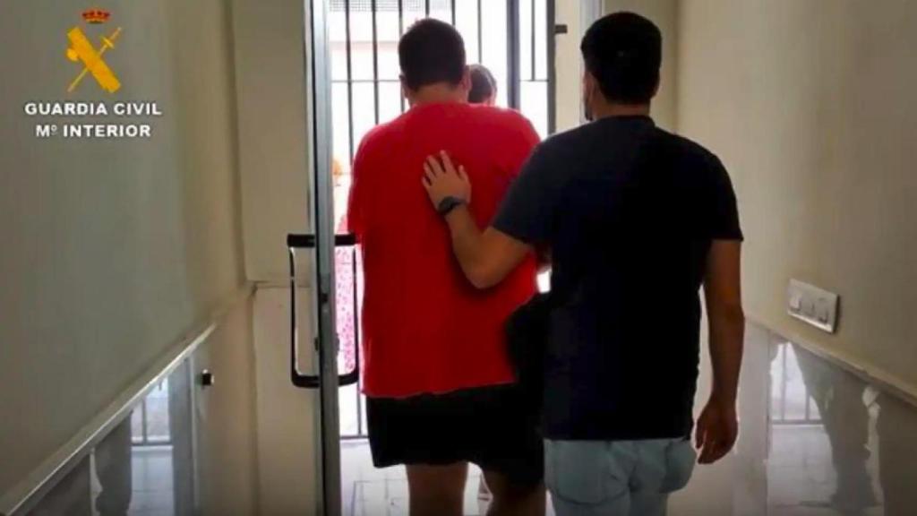 El pederasta Aldo Maximiliano, con camiseta de color rojo, detenido por los agentes de la UCO.