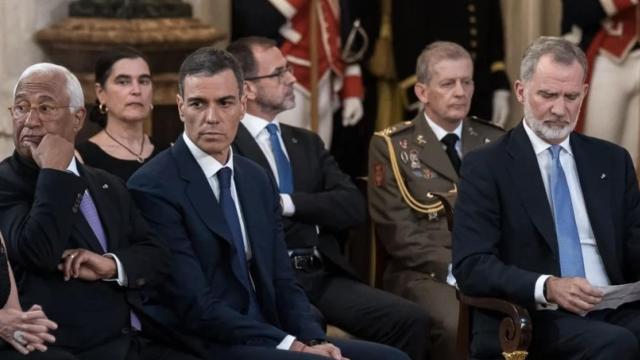 Pedro Sánchez junto a António Costa y el Rey Felipe VI.