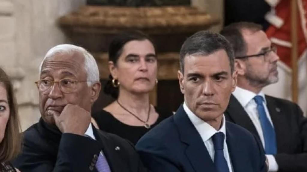 Pedro Sánchez junto a António Costa y el Rey Felipe VI.