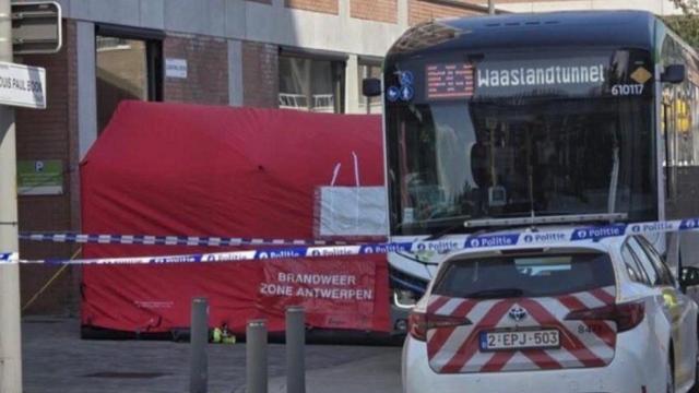 El autobús donde se produjo el apuñalamiento múltiple.