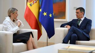 La vicepresidenta segunda, Yolanda Díaz, junto al presidente del Gobierno, Pedro Sánchez, este lunes en la Moncloa.