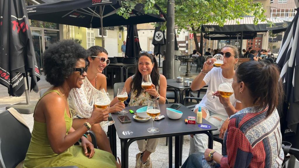 Un grupo de amigas en una terraza en A Coruña