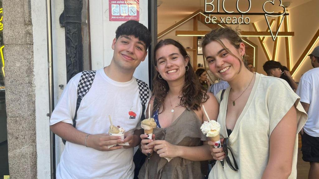 Un grupo de amigos con un helado en A Coruña