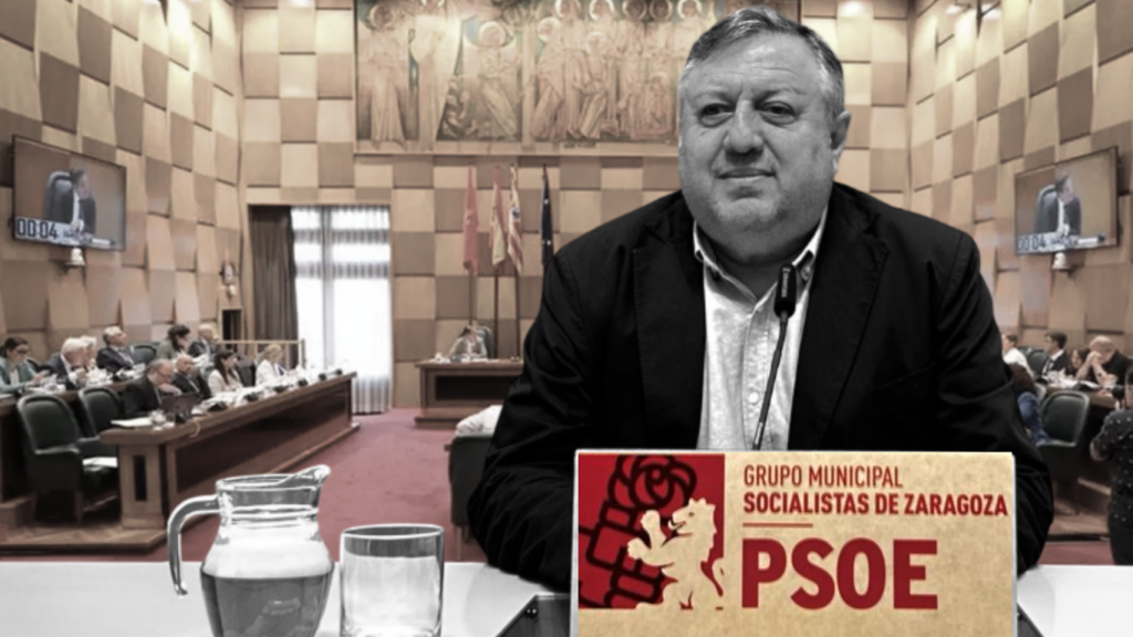 Alfonso Gómez Gámez, con el salón de plenos del Ayuntamiento de Zaragoza de fondo.