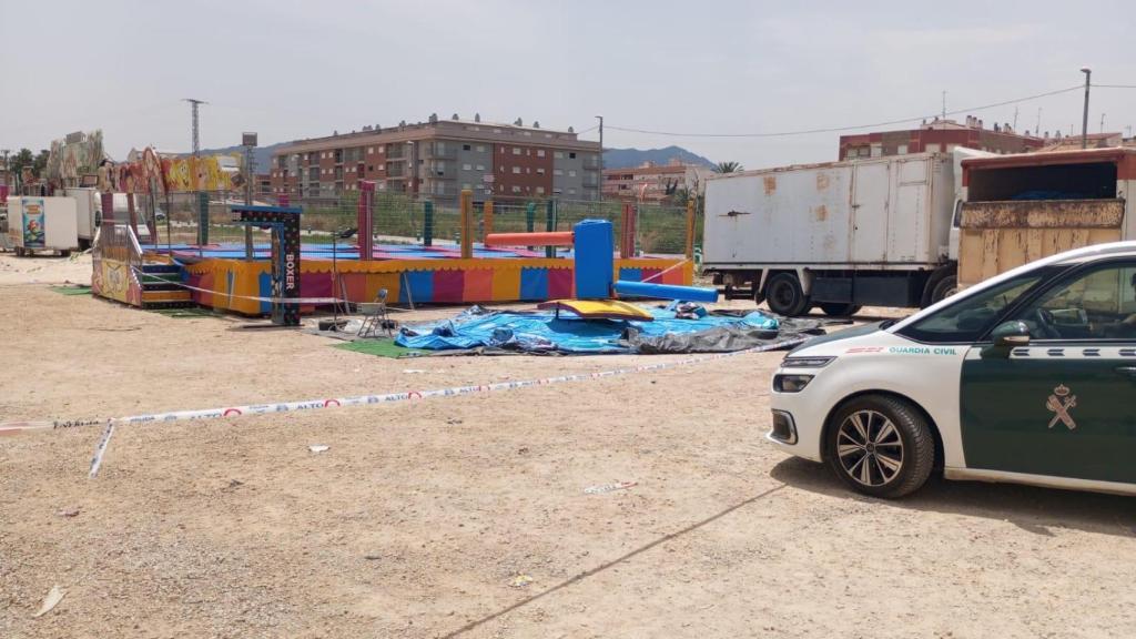 Una patrulla de la Guardia Civil, este domingo, custodiando la atracción de las Camas Locas de las fiestas de Alquerías donde murió una niña.