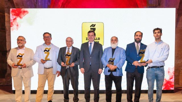Foto de familia de los Premios Zarcillo con Alfonso Fernández Mañueco en el centro.