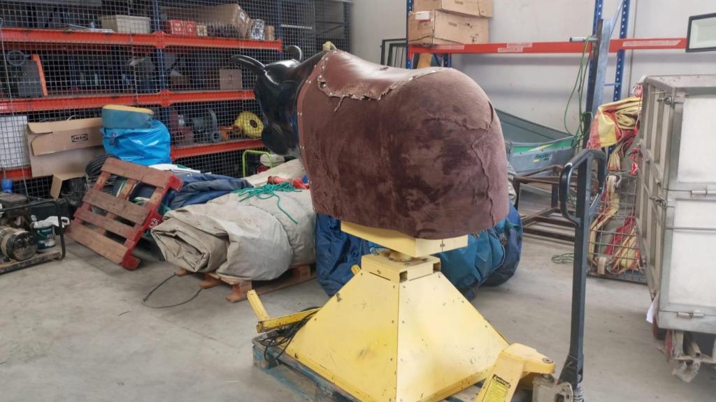 Un toro mecánico en la nave de Ceutí donde Jesús almacena sus hinchables.