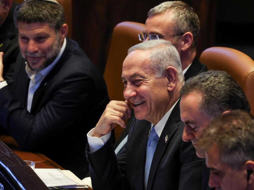El primer ministro israelí Benjamin Netanyahu, el ministro de Asuntos Exteriores Israel Katz y el ministro de Finanzas Bezalel Smotrich asisten a una sesión plenaria del Knéset, el 11 de junio de 2025.