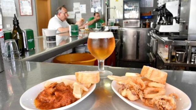 Tapas de carne con tomate y calamares fritos.