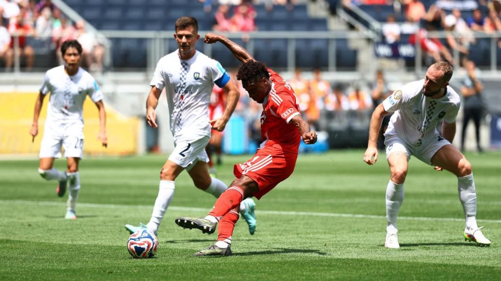 Mario Ilich, con el brazalete de capitán, durante el Bayern Múnich - Auckland City