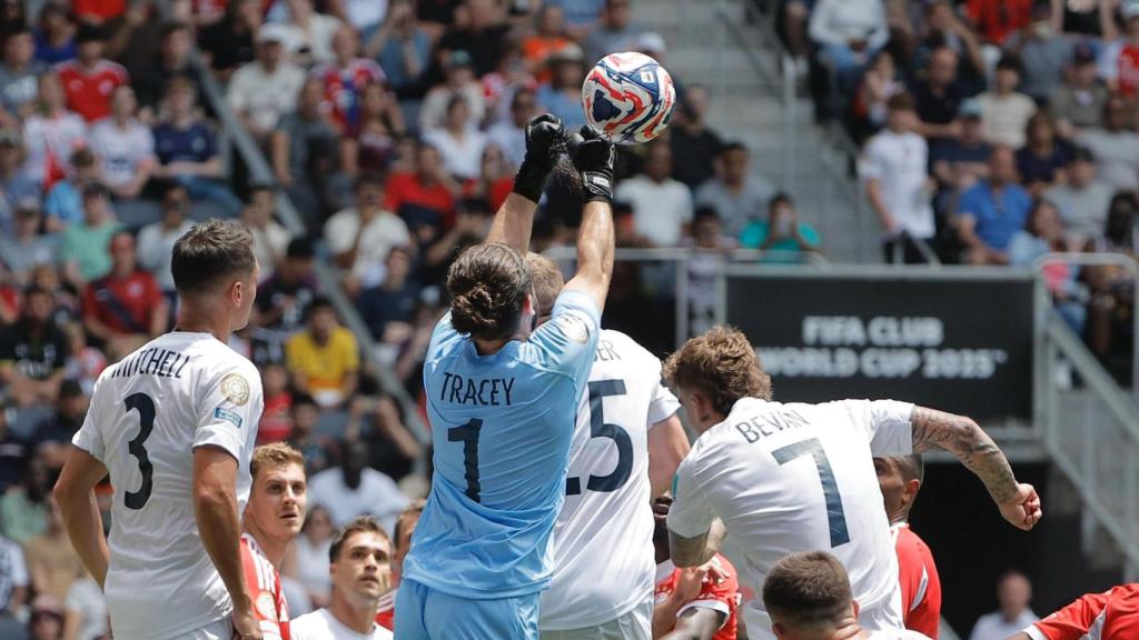 Acción defensiva de Auckland City contra el Bayern Múnich